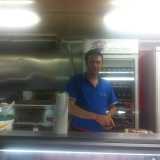 Massimiliano alle prese con la preparazione di un panino